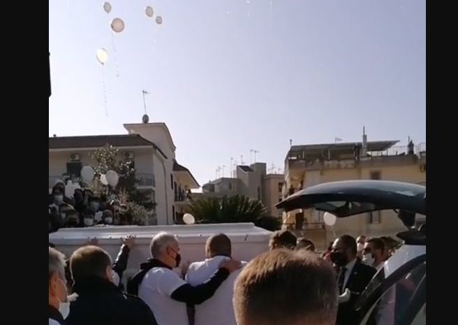 Funerali Simone, il grido di dolore della madre durante i funerali