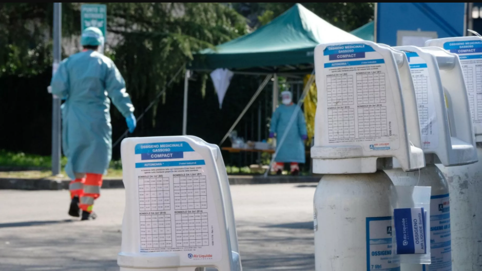 Coronavirus a Napoli, caccia sui social alla bombola di ossigeno per il padre