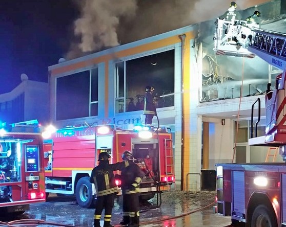 Scoppia incendio in una casa, morta una bambina di 12 anni
