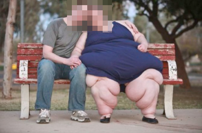 Moglie di 100 kg soffoca il marito con il suo sedere: "Non mi ha chiesto scusa dopo un litigio"