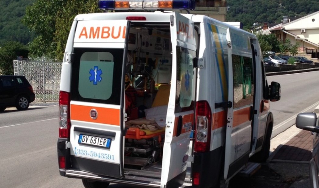 Napoli, uomo muore in casa: operatori del 118 accerchiati e picchiati. "Avete fatto tardi"