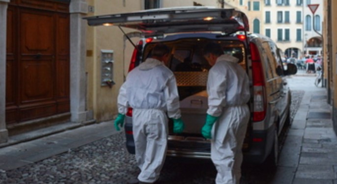 Napoli, positiva al Covid non risponde ai vicini: trovata morta in casa