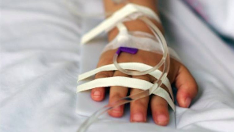 Inietta feci nel sangue del figlio di 9 anni per farlo restare in ospedale