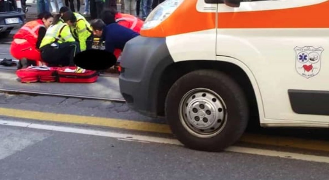 Bimba di sette anni investita mentre va a scuola: sbalzata in aria davanti  agli occhi della mamma