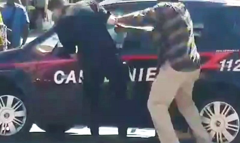 Follia ad Avellino, ubriaco prende a morsi i Carabinieri: arrestato 30enne