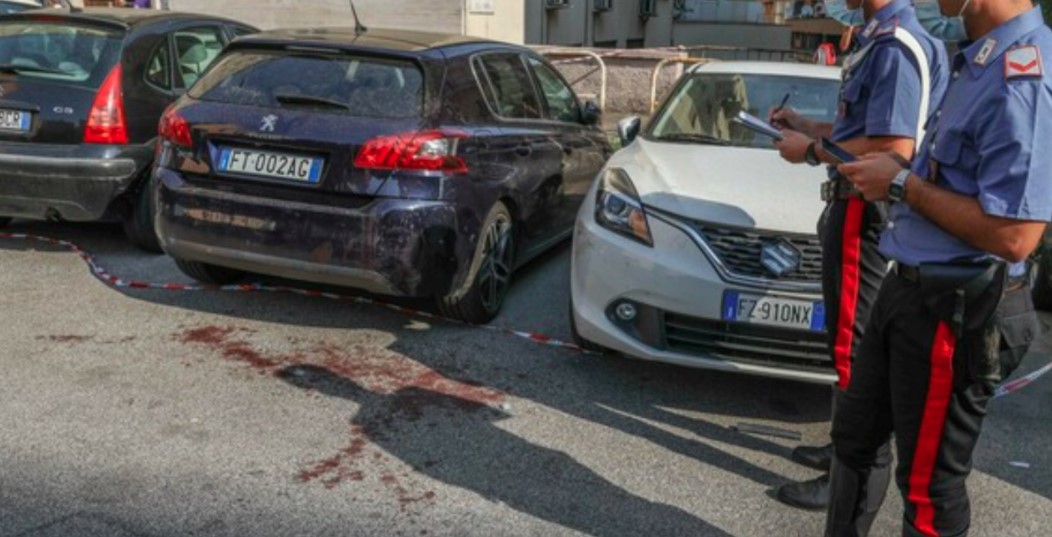 Paura a Caserta, lite finisce nel sangue: uomo accoltellato in strada