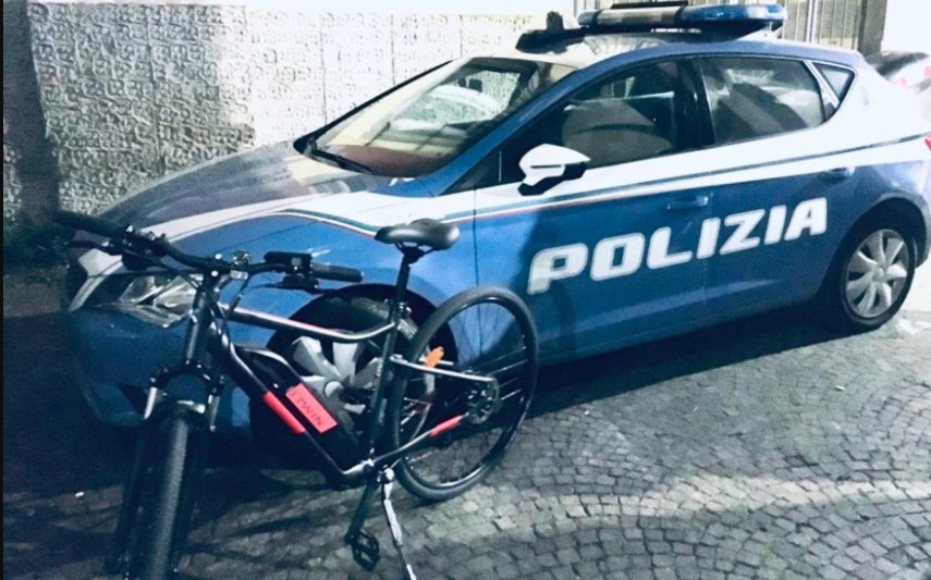 Napoli, rubano una bicicletta elettrica e durante la fuga investono un poliziotto