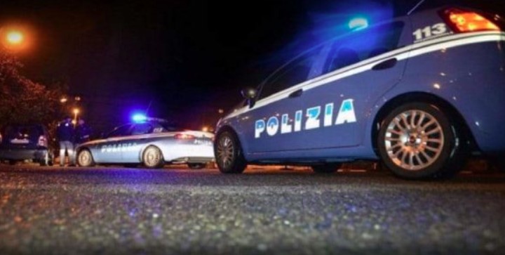 Follia a Santa Maria Capua Vetere, lega il figlio al cofano dell'auto con un guinzaglio
