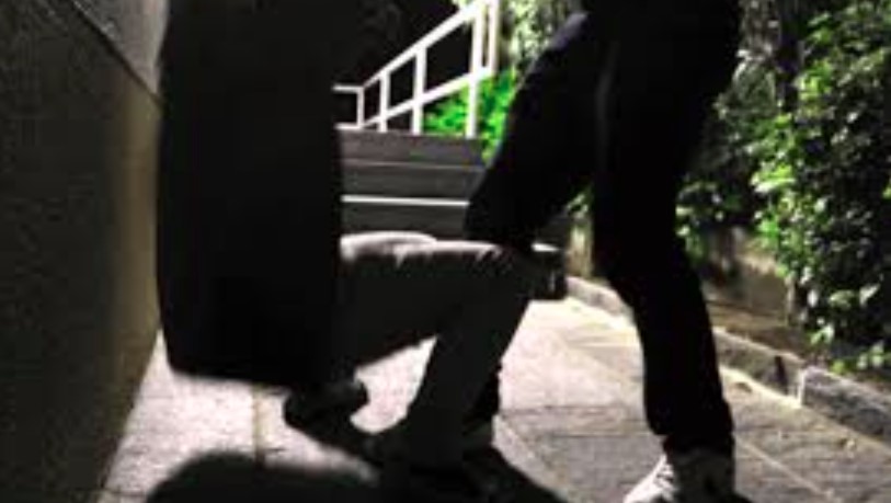 Il figlio è gay, lui assolda un sicario per spezzargli le dita