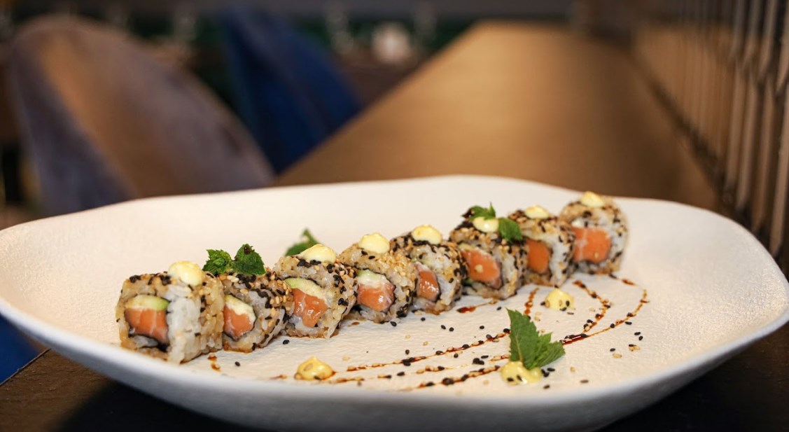 Come preparare l'Uramaki salmone e avocado: la ricetta del nuovo sushi restaurant Cavallerizza 28