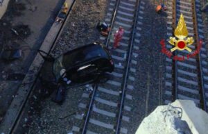 Cade con l'auto sui binari e muore, la sua chiamata al 112 evita una strage: bloccata linea ferroviaria