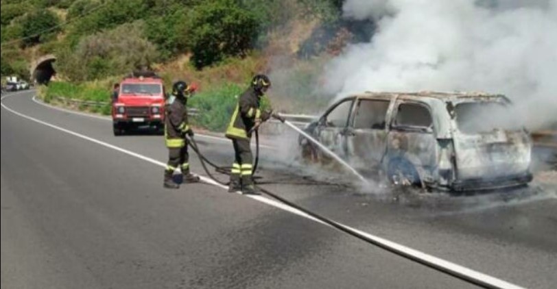 Incidente sulla statale, auto si schianta contro il Guard Rail e prende fuoco: morto un 45enne
