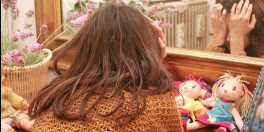 Savona, entra in casa e violenta una minorenne disabile: è caccia all'uomo