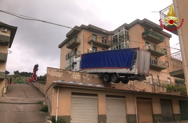 Palermo, tir in bilico sul tetto: evacuata una palazzina con 6 famiglie