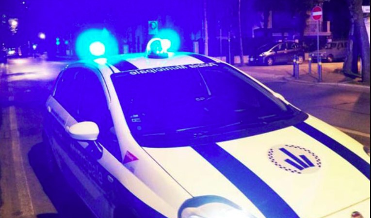 Roma, vigili fanno sesso nell'auto di servizio ma dimenticano la radio accesa