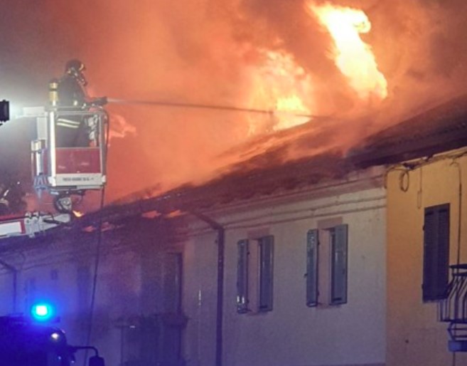 Dramma in famiglia, nonna e tre nipotini muoiono in un incendio scoppiato in casa