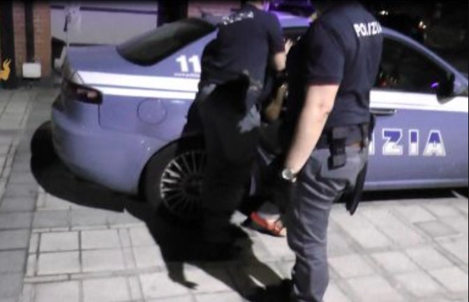 Napoli, si rifiuta di indossare la mascherina e picchia gli agenti