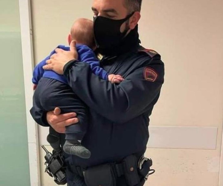poliziotto bambino in braccio 