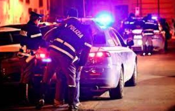 Follia a Salerno, perseguita una ragazza e organizza un finto funerale per un suo familiare