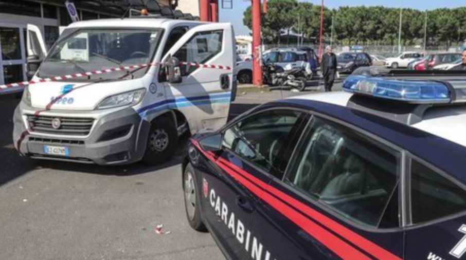 Giugliano, raid armato ad un furgone portavalori: spari in pieno centro