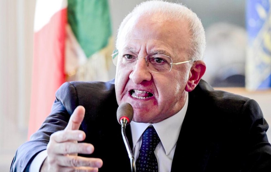 Assembramenti a Napoli, De Luca: "Vi siete divertiti? Bravi, ora zona rossa"