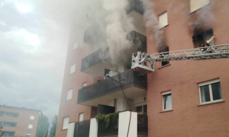 Incendio a Napoli, appartamento al rione Kennedy va a fuoco