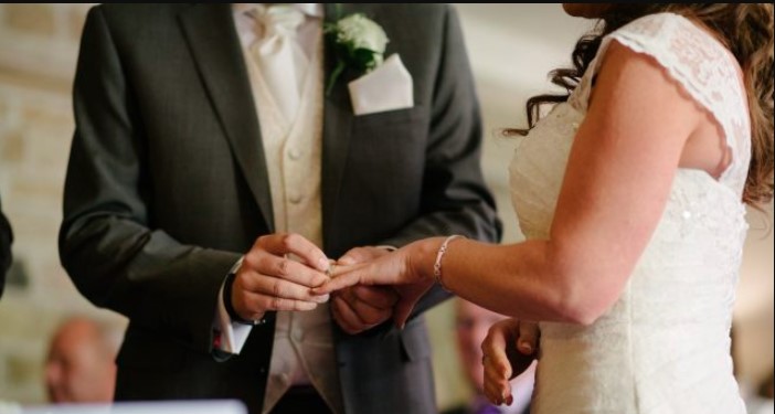 Festa di matrimonio in casa nonostante la zona rossa: il vicino chiama i carabinieri