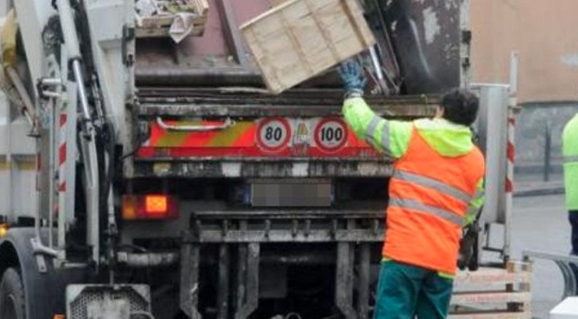 Paura a San Giorgio, i netturbini lo svegliano dal sonno: uomo esce e li minaccia con una pistola