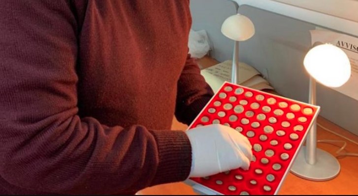 Paestum, ladro confessa al prete il furto di 200 monete antiche e le restituisce