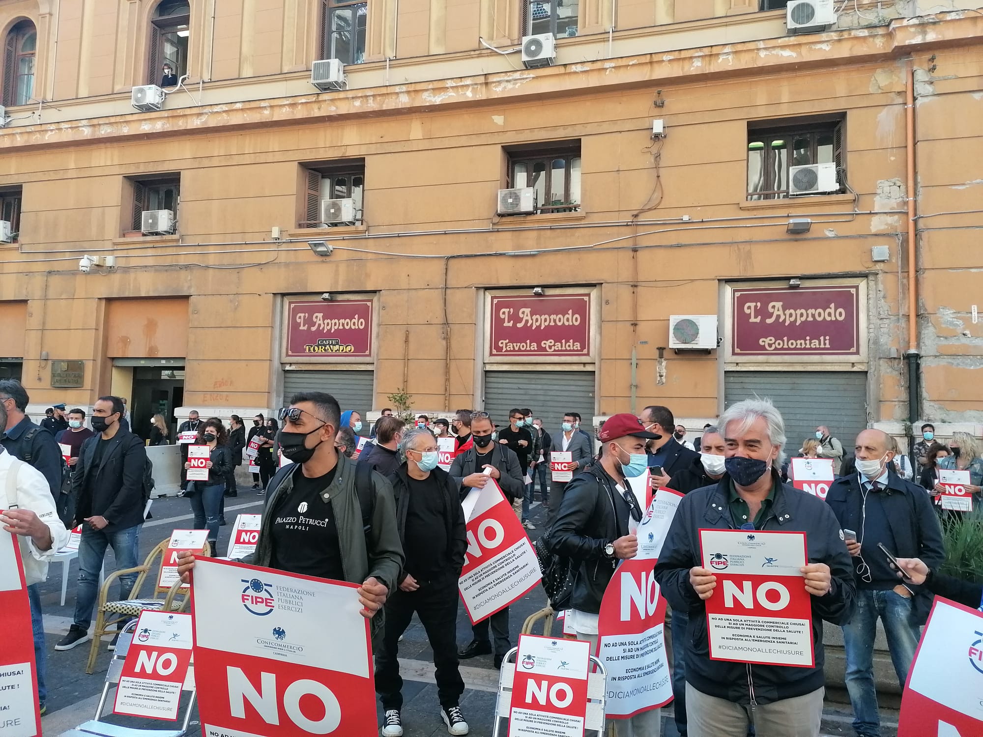 Napoli, la protesta silenziosa dei commercianti: "No alle chiusure"
