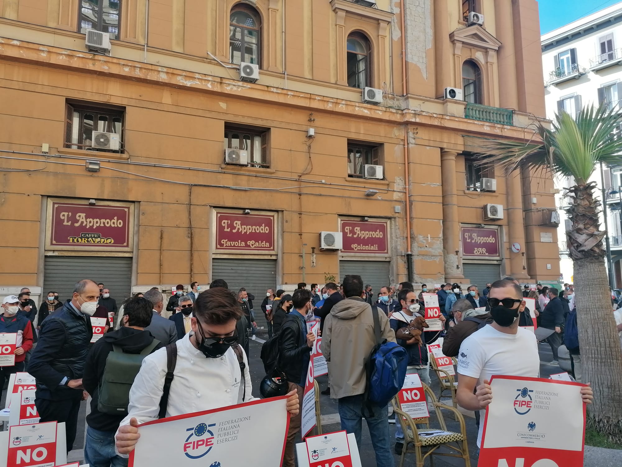 Napoli, la protesta silenziosa dei commercianti: "No alle chiusure"