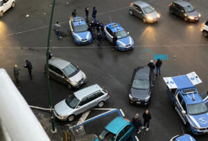 Paura a Mergellina, due ragazzi accoltellati in strada: Polizia sul posto