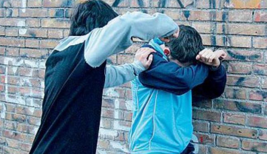 Ragazzino di 12 anni aggredito dai bulli a Sant'Antimo, non voleva dargli il suo pallone