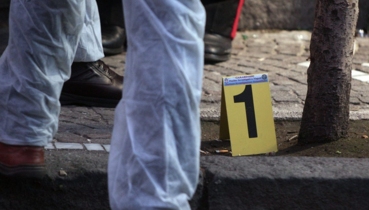 Agguato nella notte a Sant'Antimo, 21enne ferito da 6 colpi di pistola: è grave 