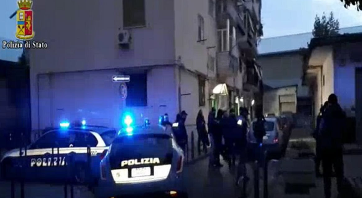 Armi clandestine ed estorsione nel Napoletano: blitz della Polizia, 7 arresti 