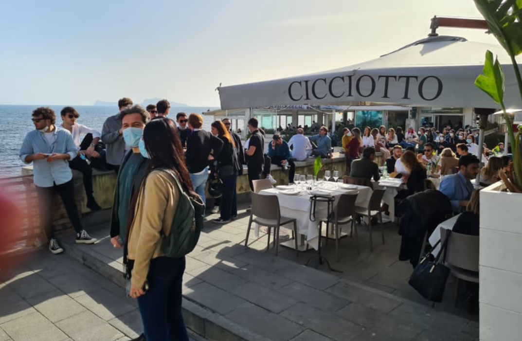 Sabato di sole a Napoli, la città si riempie: boom di persone per strada Sabato di sole a Napoli, la città si riempie: boom di persone per strada 