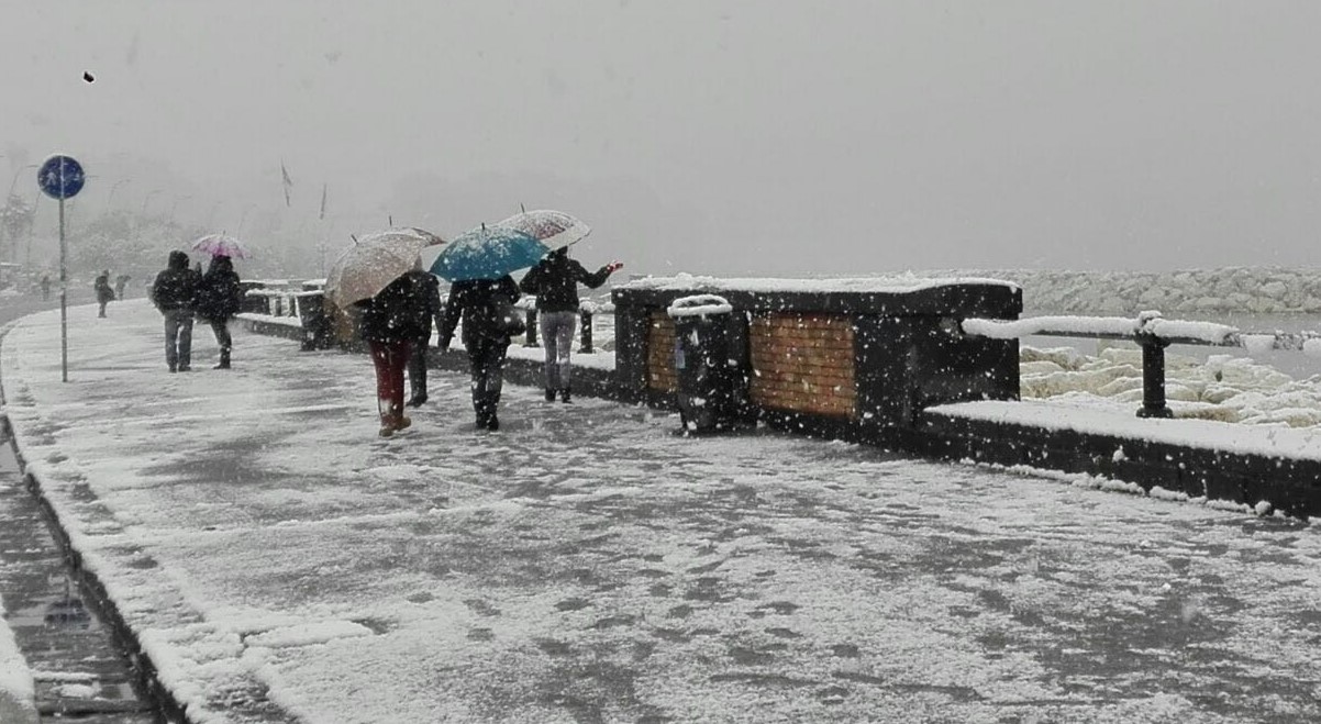 Meteo Napoli, in arrivo Burian: temperature in picchiata e neve in città 