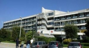 Follia all'ospedale di Pozzuoli, chiede una sigaretta a un uomo e al rifiuto gli cava gli occhi