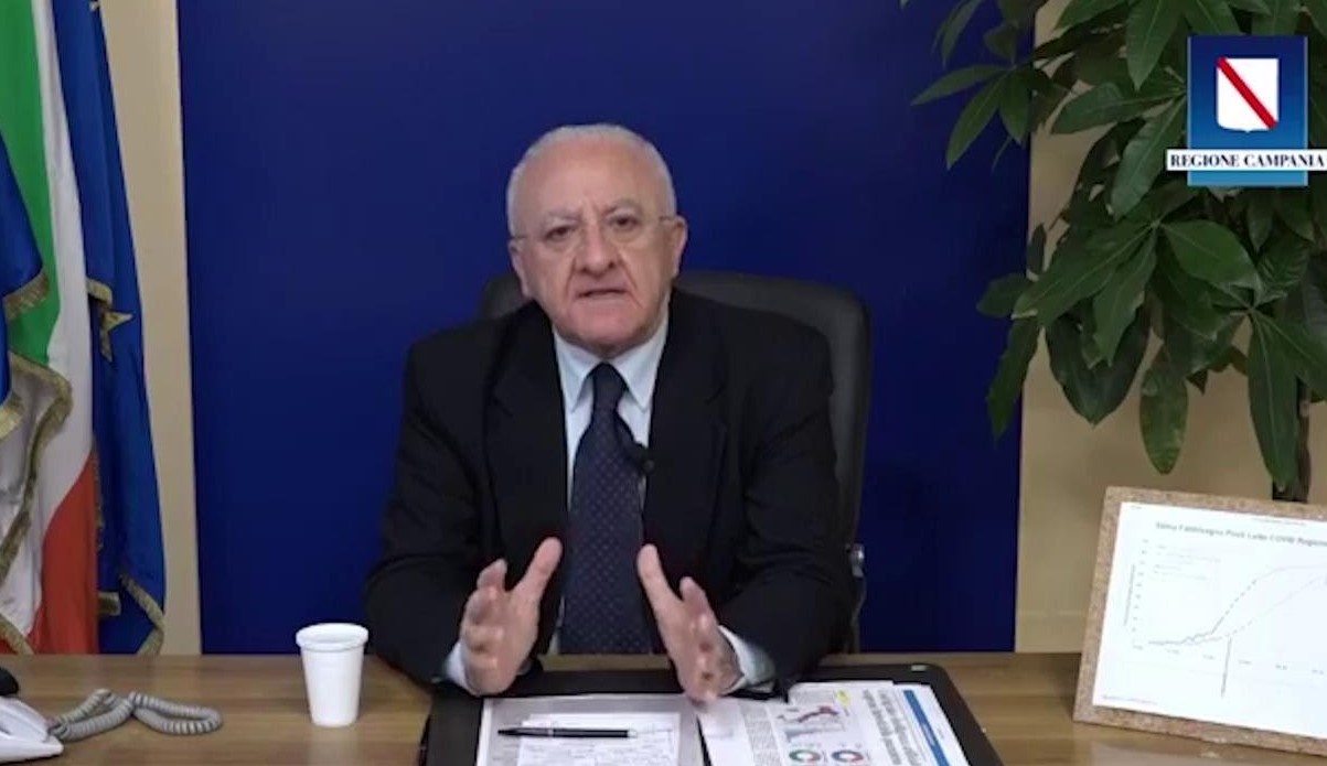 Campania zona gialla, arriva la risposta di De Luca: nuova ordinanza per chiusura scuole