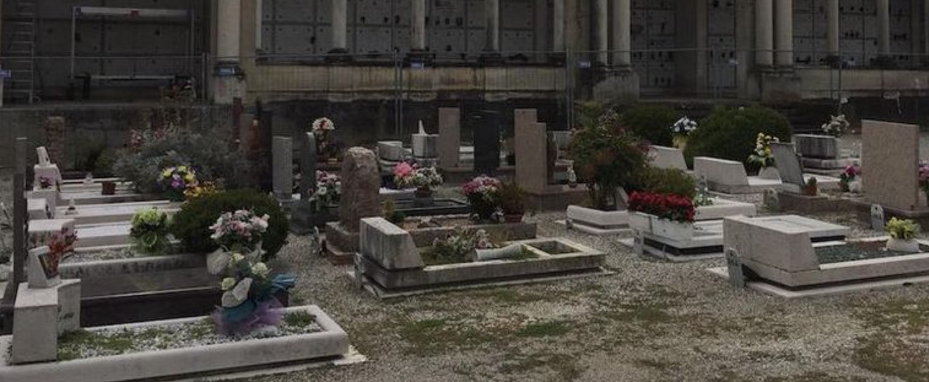 Vergogna al cimitero di Gricignano d'Aversa, resti umani sena lapide: chiuse due cappelle