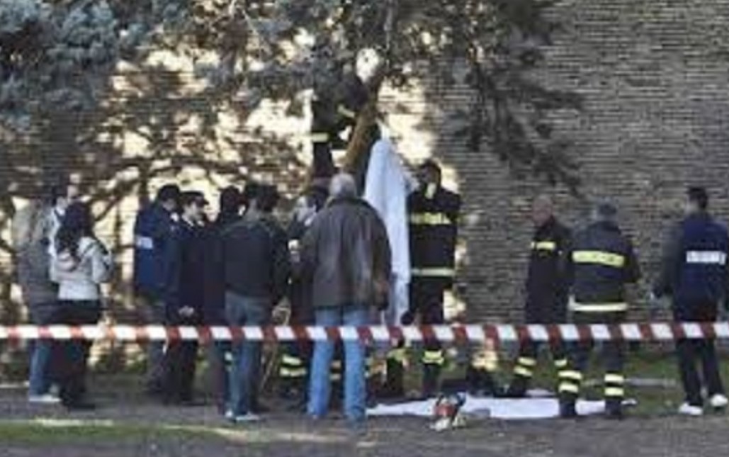 Trovata donna impiccata nel parcheggio del cimitero di Ariano Irpino 