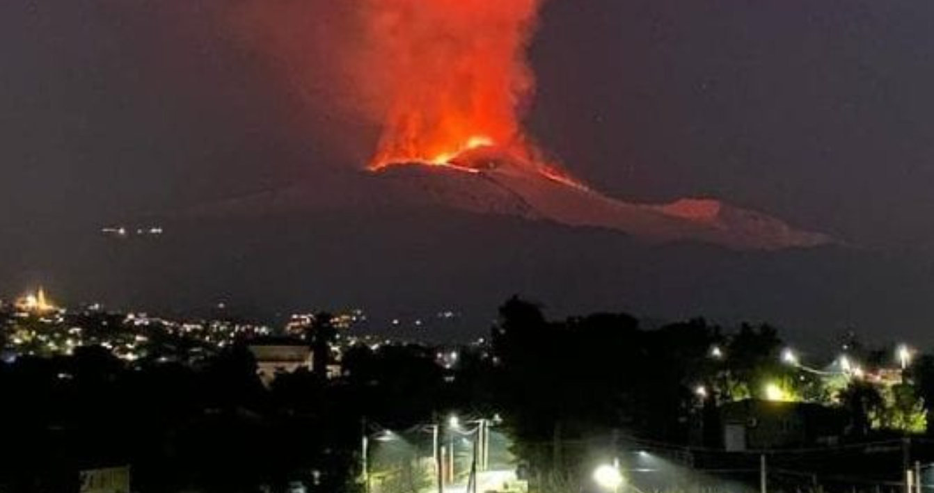 Spaventosa eruzione dell'Etna, fiumi di lava e fumo copre cielo: chiuso aeroporto e vietata circolazione motocicli 