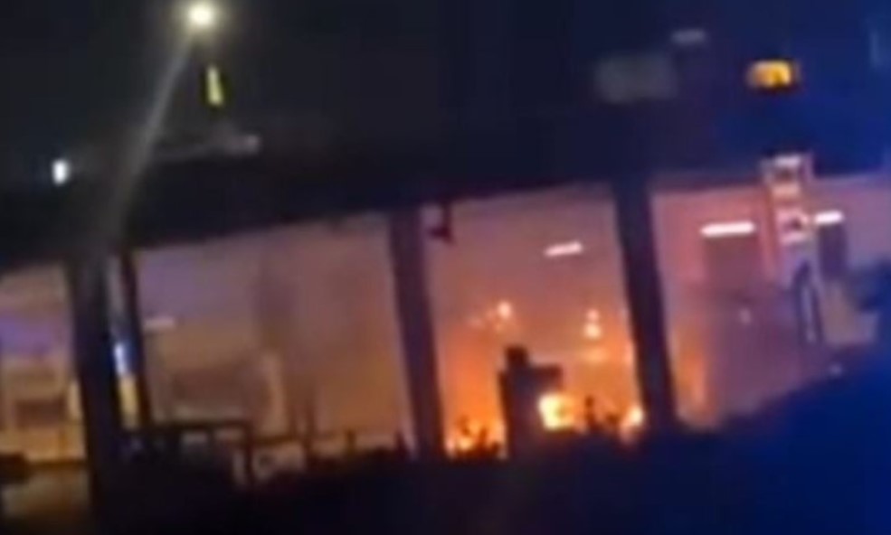 Bomba carta in un distributore a Torre Annunziata: forte esplosione nella notte 