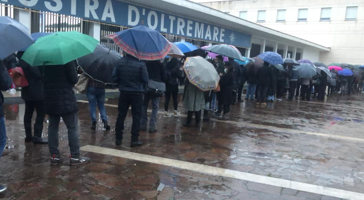 Napoli, ancora file di ore per il vaccino alla Mostra D'Oltremare: oltre 1000 medici, infermieri e operatori in attesa