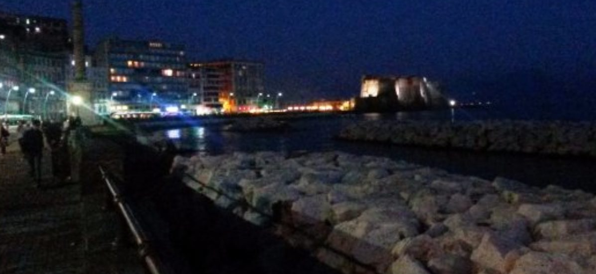 Come tutti, abbiamo perso moltissimo in questa pandemia e molti di noi potrebbero non farcela a riprendersi, per cui l’accanimento gratuito, mi riferisco ad alcuni residenti (che addirittura cancellano i commenti di chi prova a far comprendere la nostra posizione rispetto alla situazione), fa male e soprattutto è controproducente. Ci vorrebbe una sinergia da parte di tutti, affinché le cose funzionino, non si può pensare di vedere solo il proprio orticello, altrimenti l’economia cittadina, già estenuata, crollerebbe del tutto. Per quanto concerne i famosi adolescenti di cui tanto si parla, non possiamo di certo sostituirci ai genitori, se sono minori, per altro, nei nostri bar (e mi riferisco in particolar modo a quelli da me rappresentati) non possono bere. Ma se un genitore non riesce a far capire al proprio figlio che non si gioca con la salute, cosa potremmo mai fare noi? Chiudere per sempre? Per cui, se è concesso, noi resteremo aperti, rispettando le regole e provando a sensibilizzare i nostri clienti, ma è giusto che ognuno faccia la sua parte e le forze dell’ordine esercitino il loro controllo. Ma soprattutto è bene che ci si discosti dal concetto che “i baretti siano il male del mondo”. E qualora il nostro Governatore decidesse di chiuderci - sebbene abbiamo visto con numeri alla mano che la situazione dei contagi non sia migliorata con nostra chiusura, avvenuta ad ottobre - dovrebbe prendersi la briga di ristorarci come si deve, le nostre attività sono allo stremo. Vi ringrazio per l’attenzione, ma avevo bisogno di illustrarvi il mio pensiero, con la speranza di poter essere alleati e non nemici".