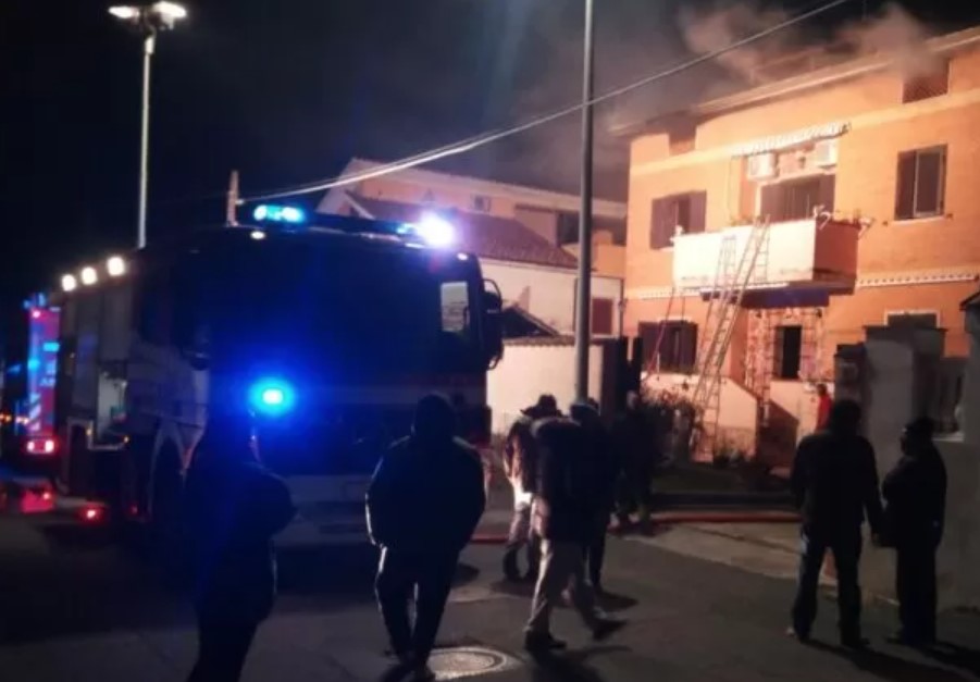 Scoppia incendio in casa, donna per fuggire si lancia nel vuoto e muore