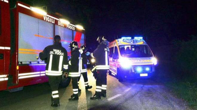Tragedia a Napoli, scende dall’auto e si butta dal ponte davanti a moglie e figli