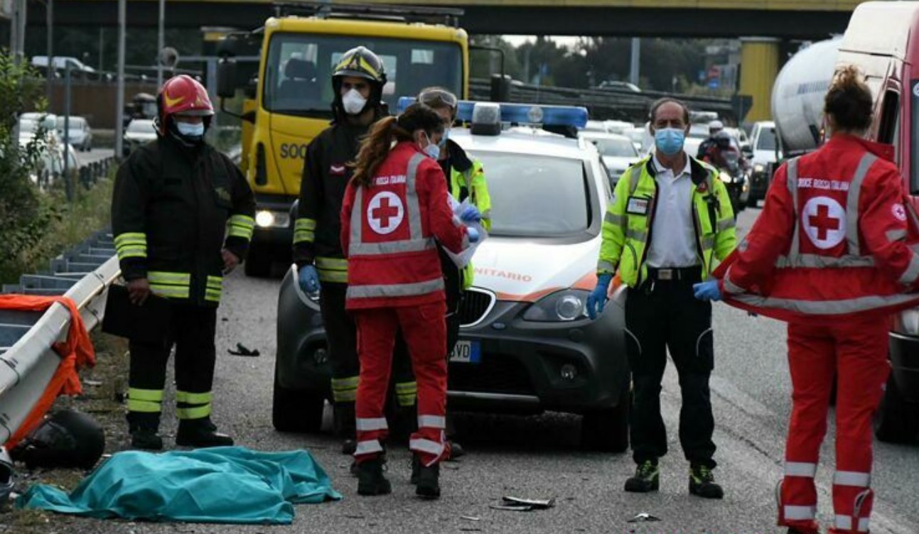 Incidente a Ercolano, moto contro furgone: muore centauro di 31 anni 