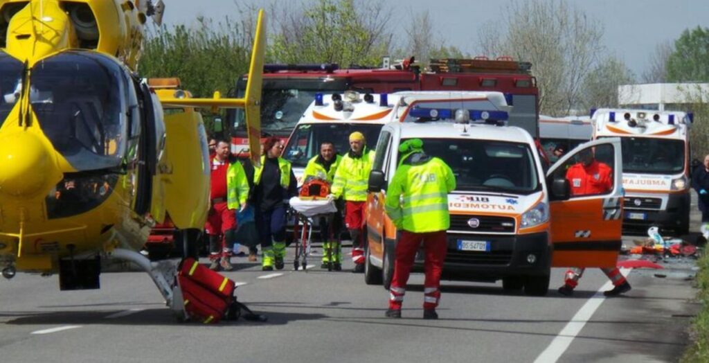 Schianto fatale, madre in auto con due bambini muore: gravi i piccoli