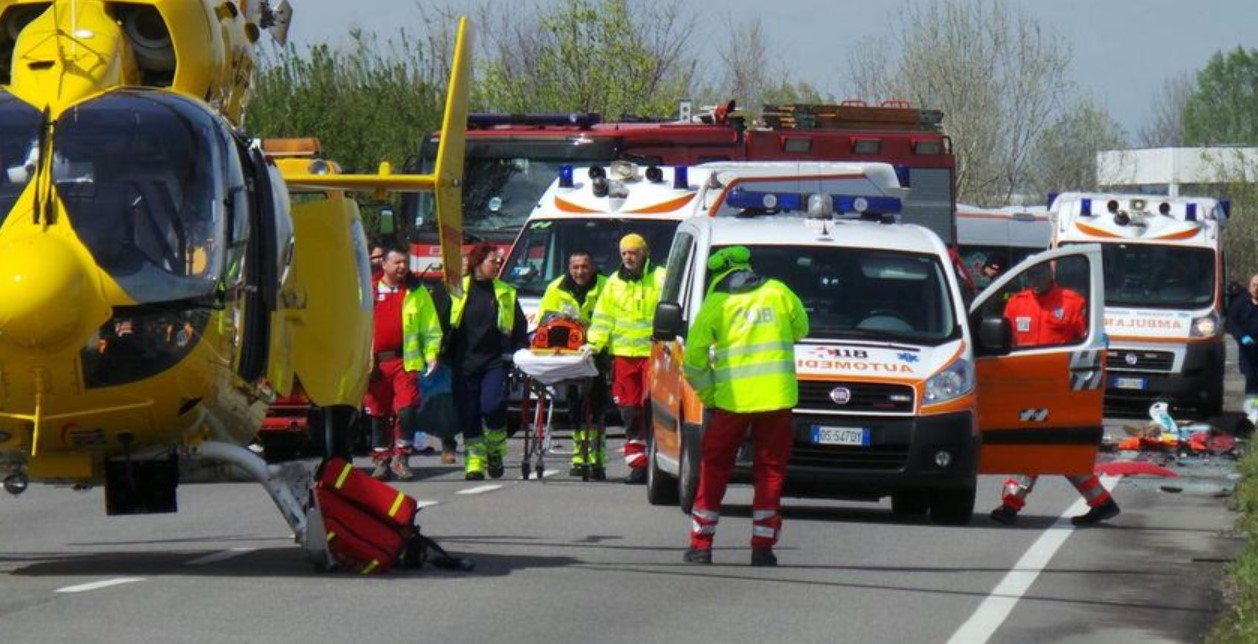 Schianto fatale, madre in auto con due bambini muore: gravi i piccoli 